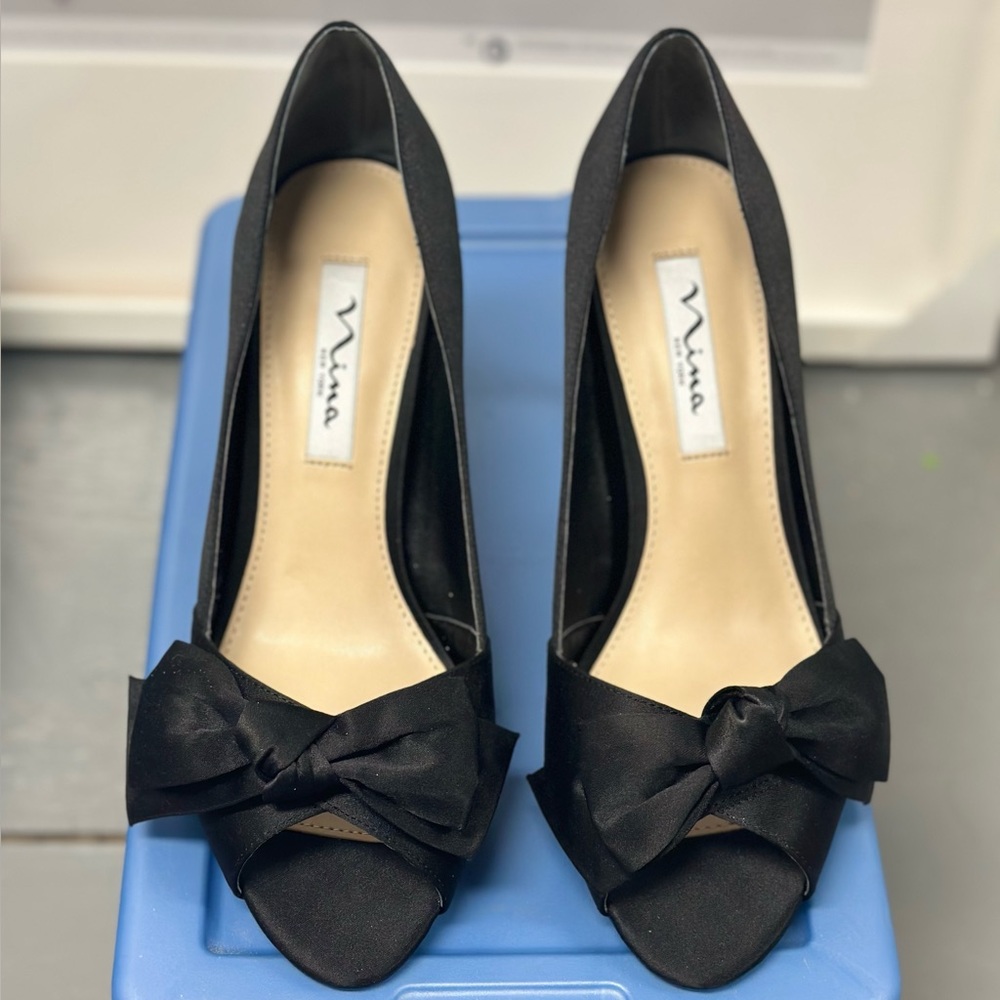 NWOB Nina Black satin peep toe bow heels
